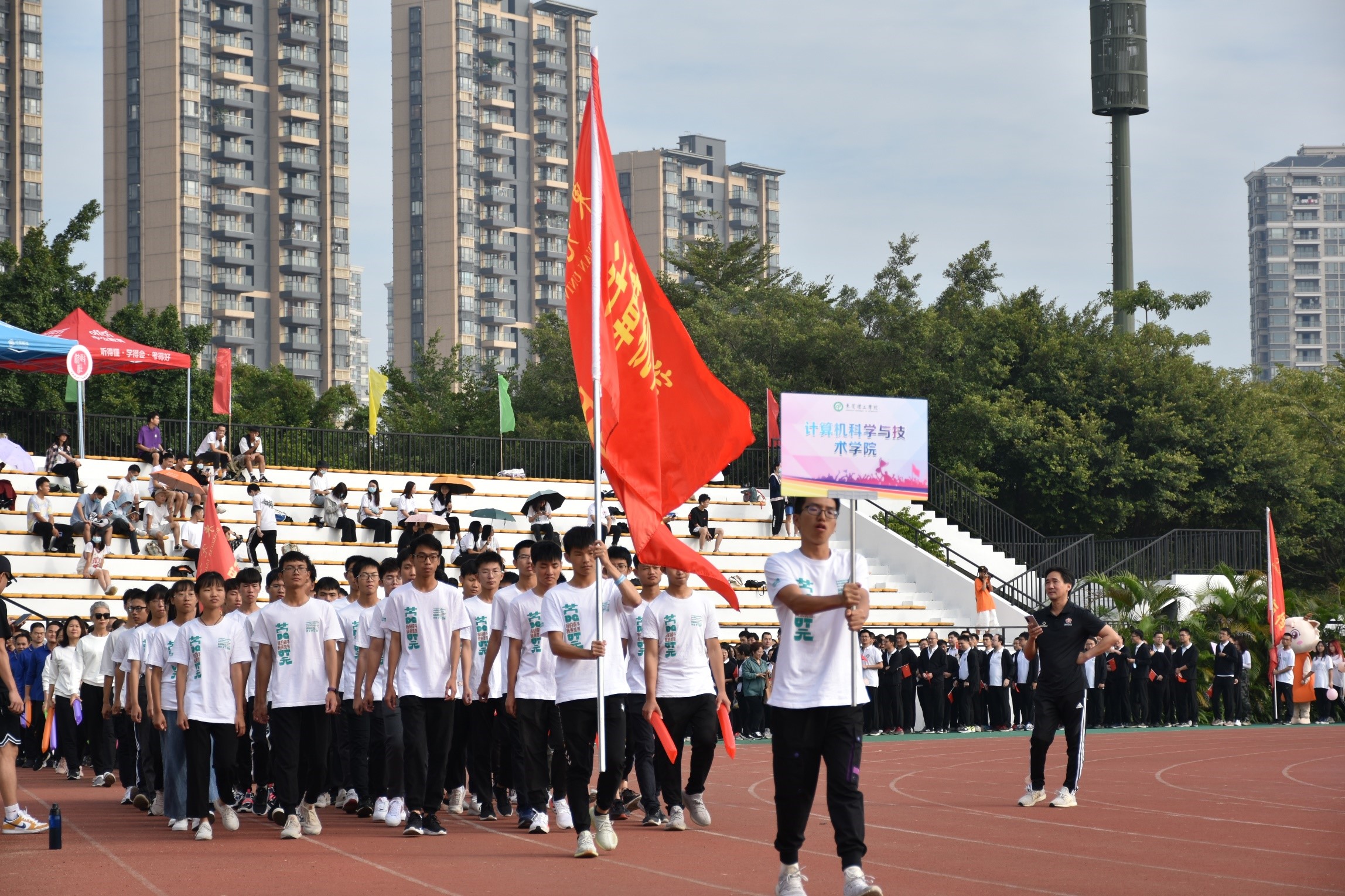 学生工作 学生活动 正文运动会伊始,醒狮表演以及队列方阵表演十分