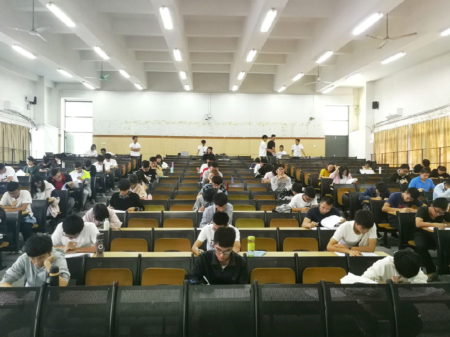 分党校培训结业考试现场.jpeg