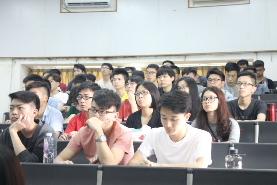 【学生党员在认真听讲】【学习习近平系列总书记重要精神讲话专题会议】.JPG