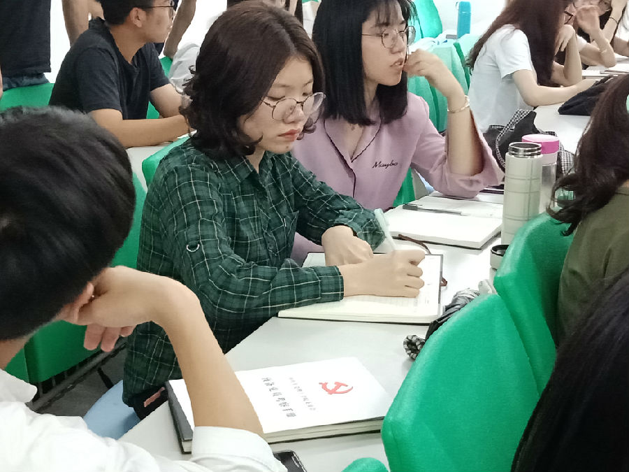 学生党员正在记录笔记.jpg