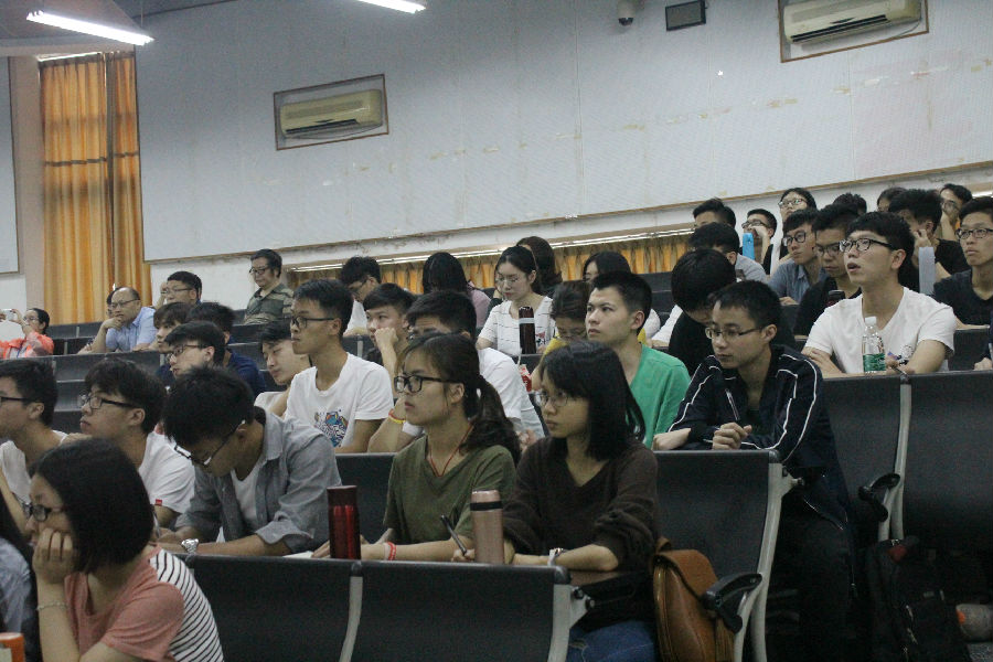 学生党员在认真听讲.JPG