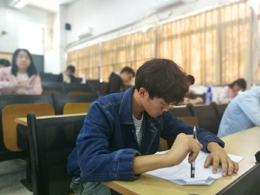 入党积极分子正在认真作答.jpeg