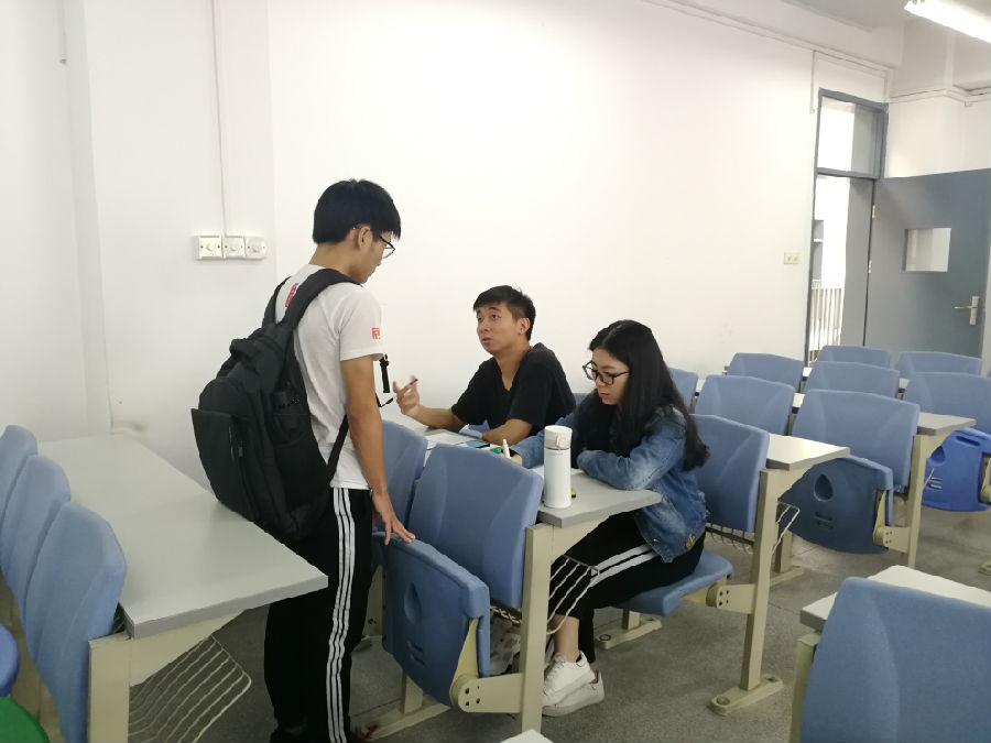 学生党员提问入党申请人.jpg